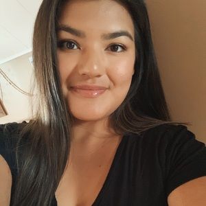 Meet your Posher, Larissa